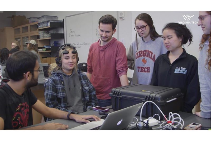 School of Neuroscience's students playing Pong using EEG headsets